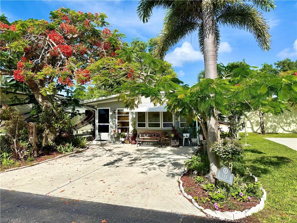 HOLIDAY MANOR - Residential
