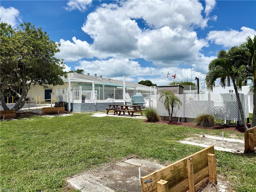 HOLIDAY MANOR - Residential