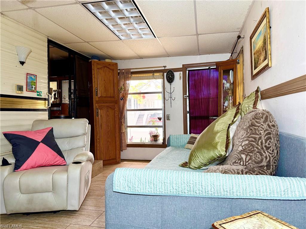 HOLIDAY MANOR - Residential