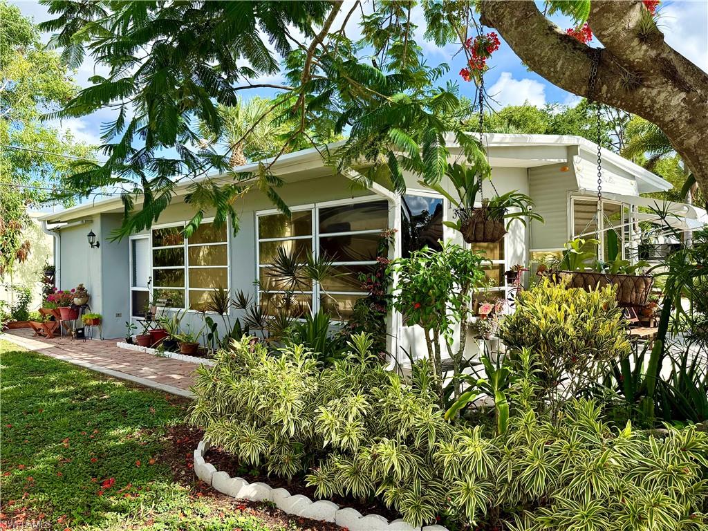 HOLIDAY MANOR - Residential