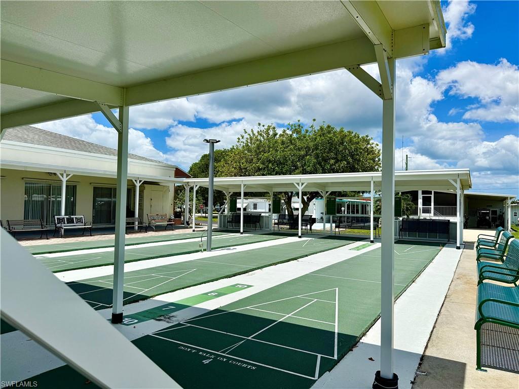 HOLIDAY MANOR - Residential