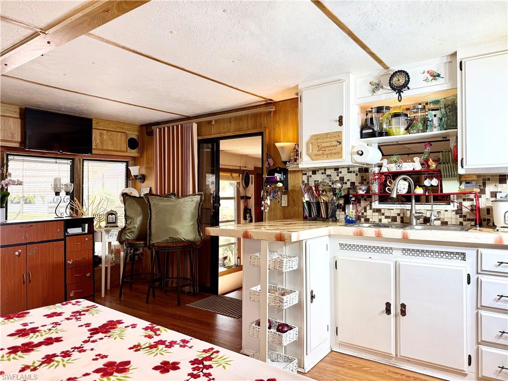 HOLIDAY MANOR - Residential