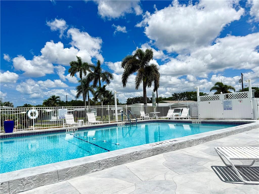 HOLIDAY MANOR - Residential