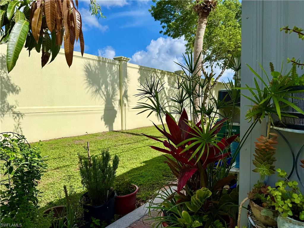 HOLIDAY MANOR - Residential