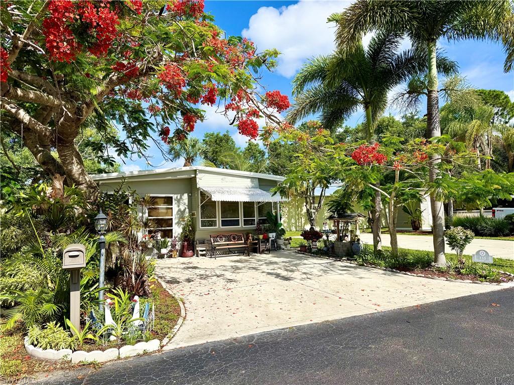 HOLIDAY MANOR - Residential