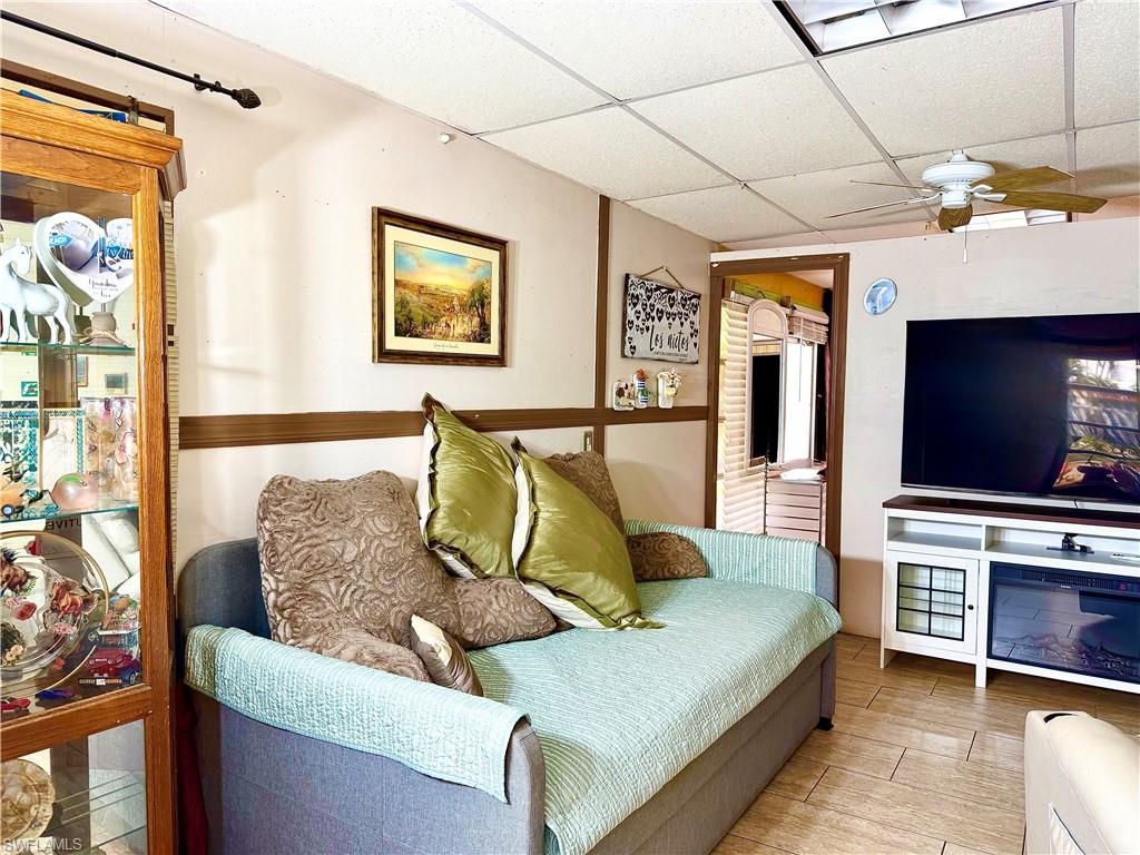 HOLIDAY MANOR - Residential