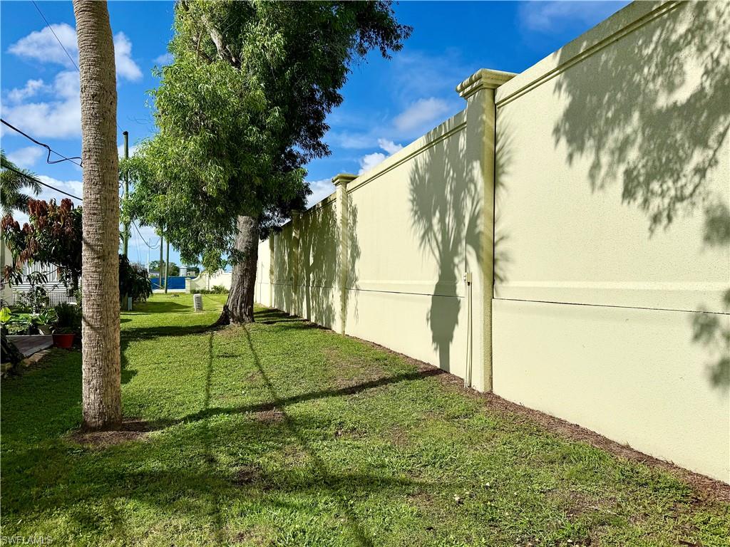 HOLIDAY MANOR - Residential