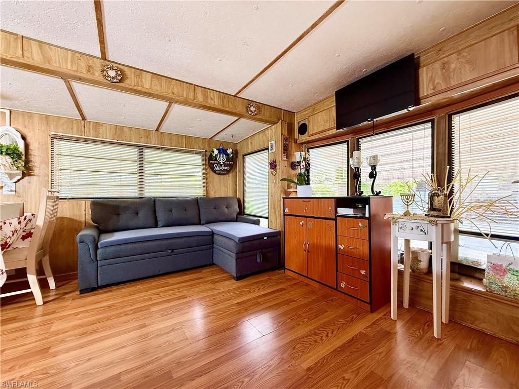 HOLIDAY MANOR - Residential