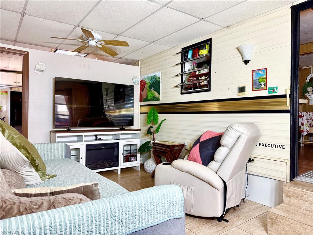 HOLIDAY MANOR - Residential