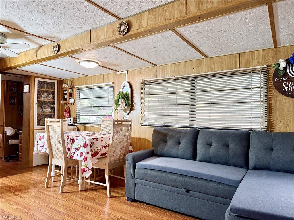 HOLIDAY MANOR - Residential