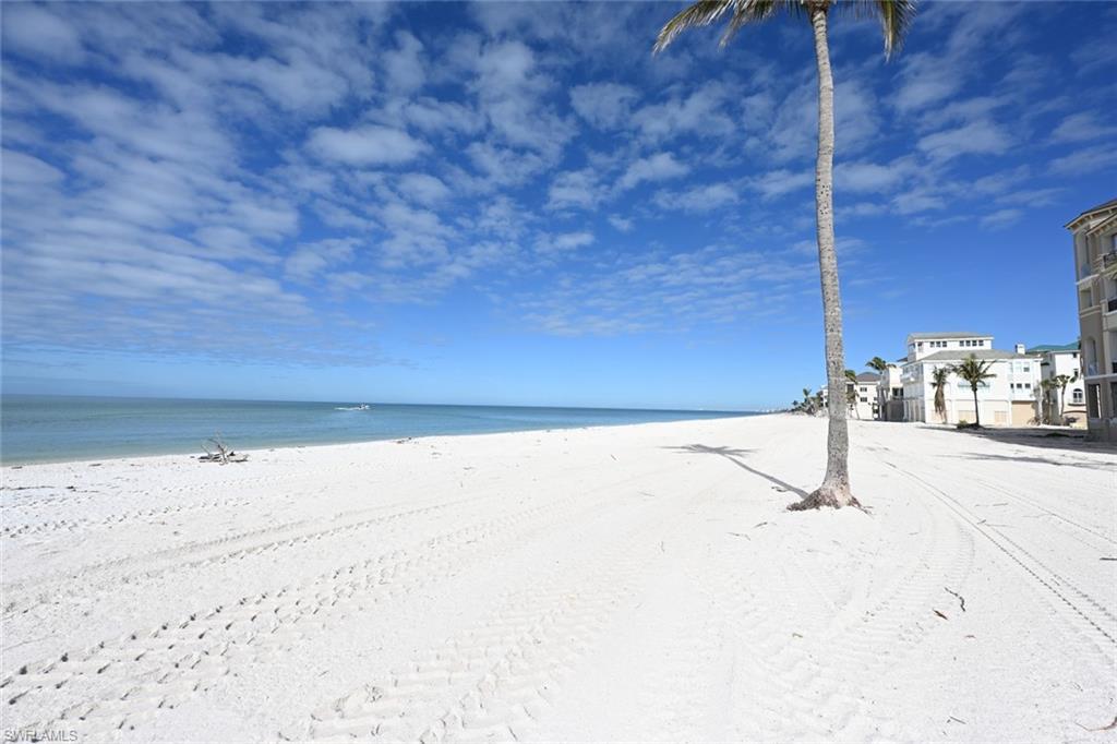 BAREFOOT BEACH - Land