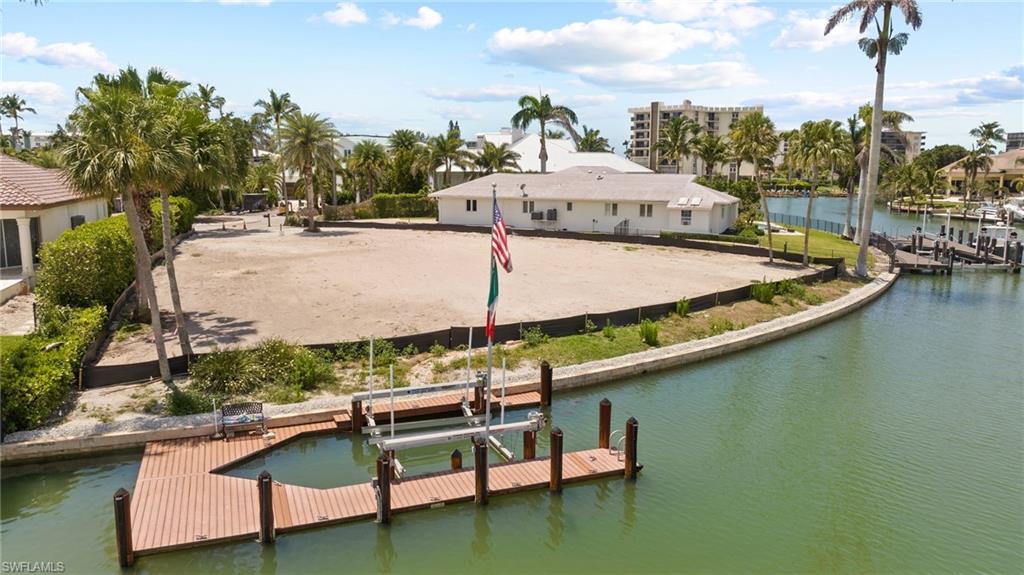 MOORINGS - Land