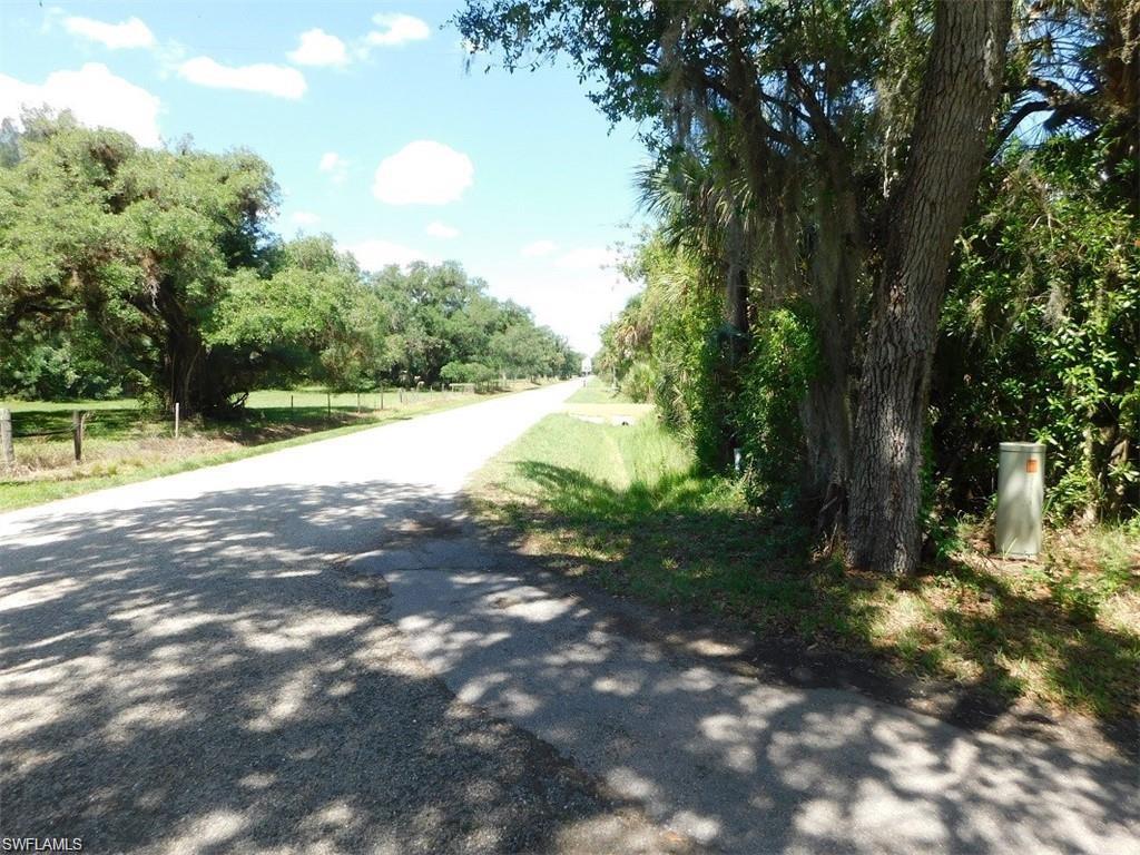 Property located on north side of the Caloosahatchee River in Alva. Corner parcel in rural neighborhood featuring vacant pastures and custom homes. Short walk to river. Enjoy walking, riding your bike or just spending time in the country atmosphere. Great for current use or investment.