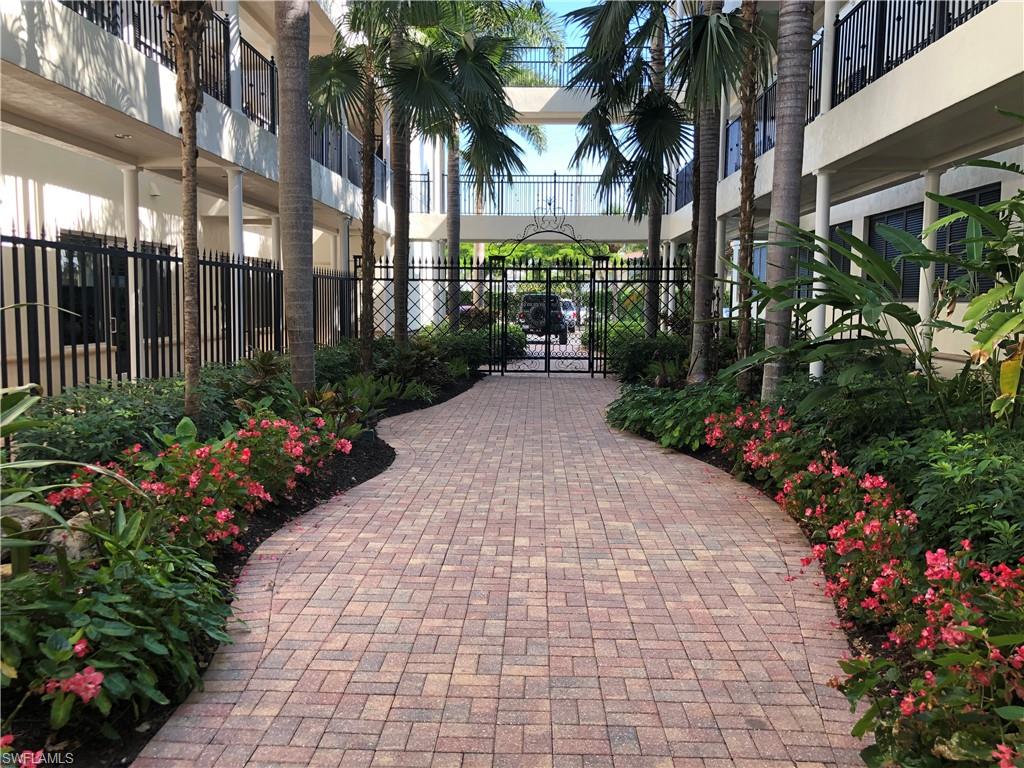 CHARLESTON SQUARE - Residential Lease