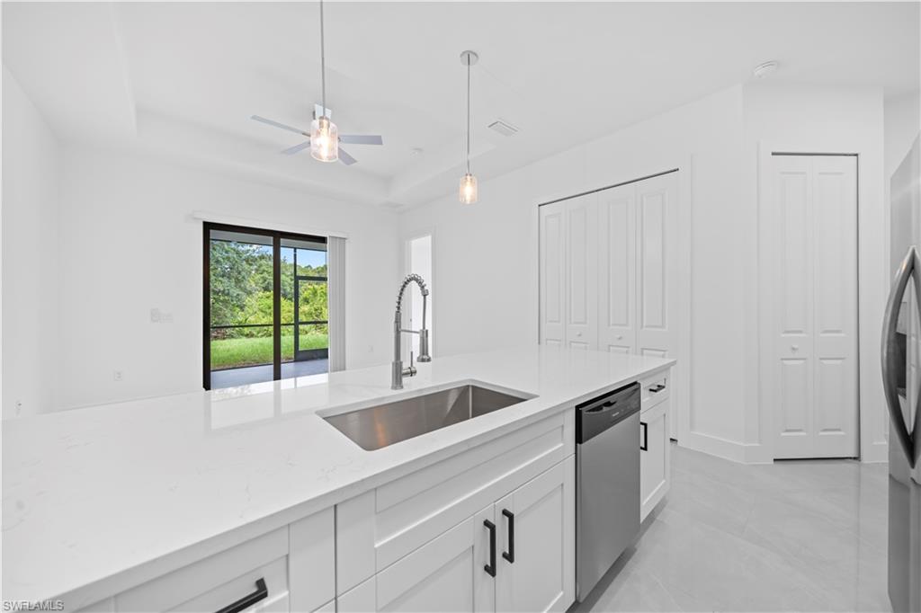 Beautiful new construction, never has been lived in. All modern appliances and finishes. 8ft doors and high ceilings. Screened Lanai