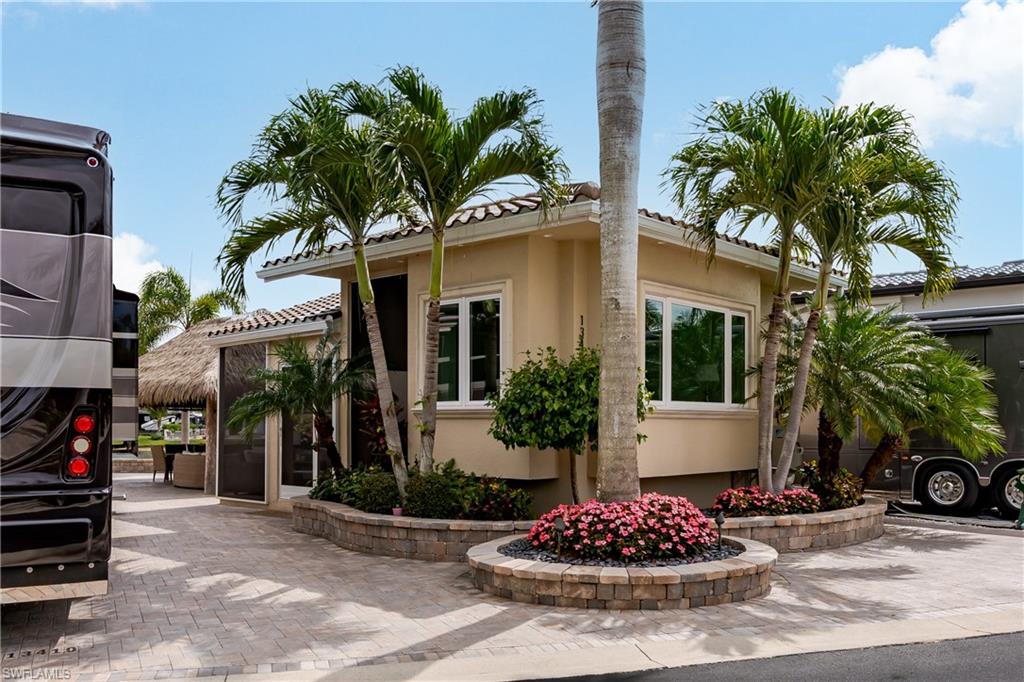 NAPLES MOTORCOACH RESORT - Land