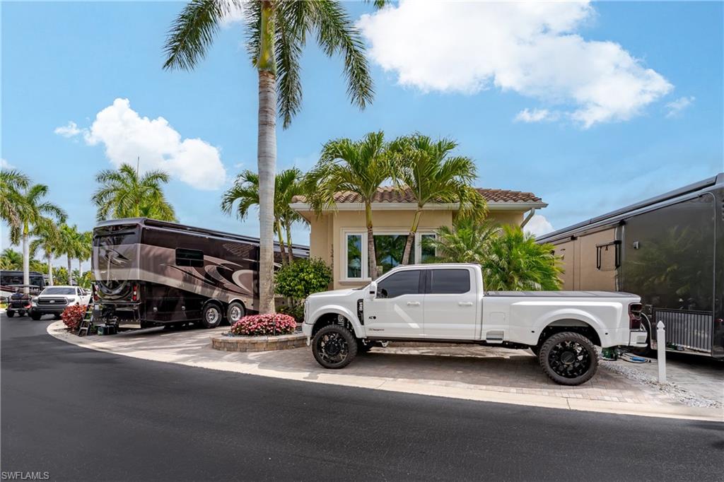 NAPLES MOTORCOACH RESORT - Land
