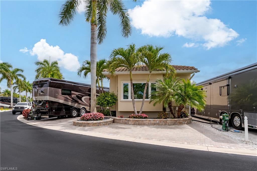NAPLES MOTORCOACH RESORT - Land