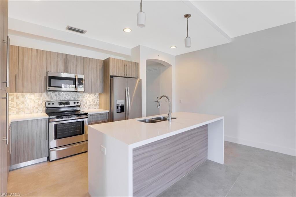 ROYAL POINTE - Residential