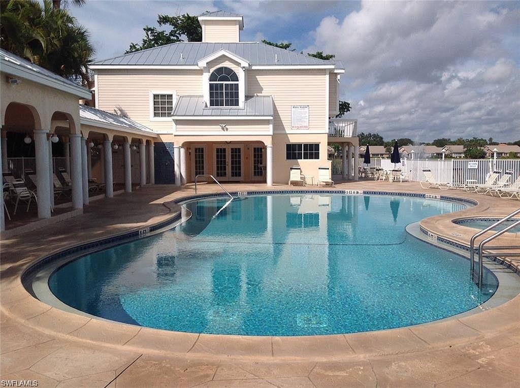 LAKESIDE VILLAS - Residential