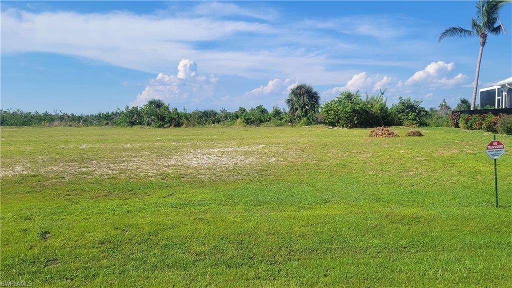 NW Cape is the up and coming place in Cape Coral. This is a quiet, family friendly neighborhood yet very convenient to shopping and dining and easy access to Matlacha and Punta Gorda. Coral Oaks Golf Course nearby. Sirenia Vista Park (featuring a fishing area, Kayak launch, Manatee viewing, etc.), Joe Stonis Park with Pickleball courts and playgrounds, and the future Tropicana Park are just minutes away, all able to get to via bike and walking paths.