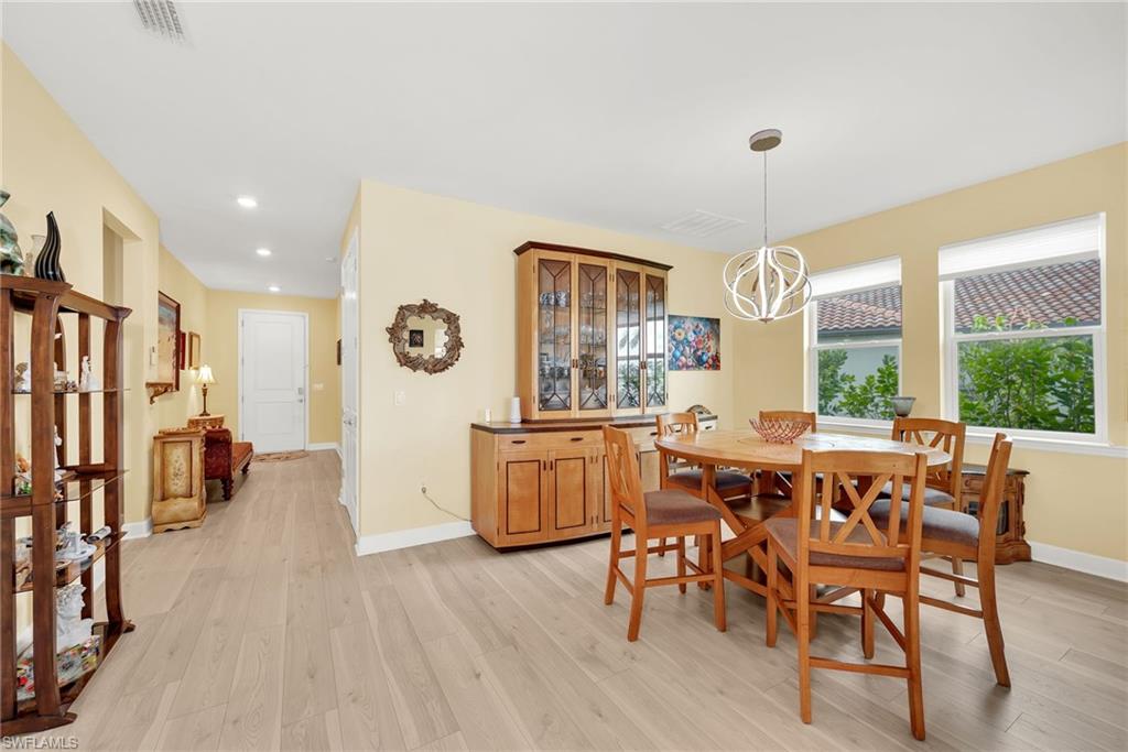 VALENCIA LAKES - Residential