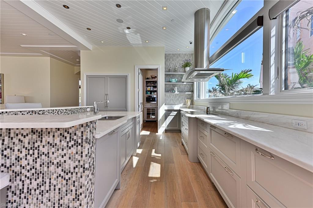 BAREFOOT BEACH - Residential
