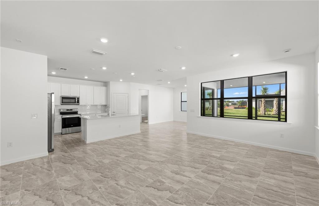 HAMPTON LAKES - Residential