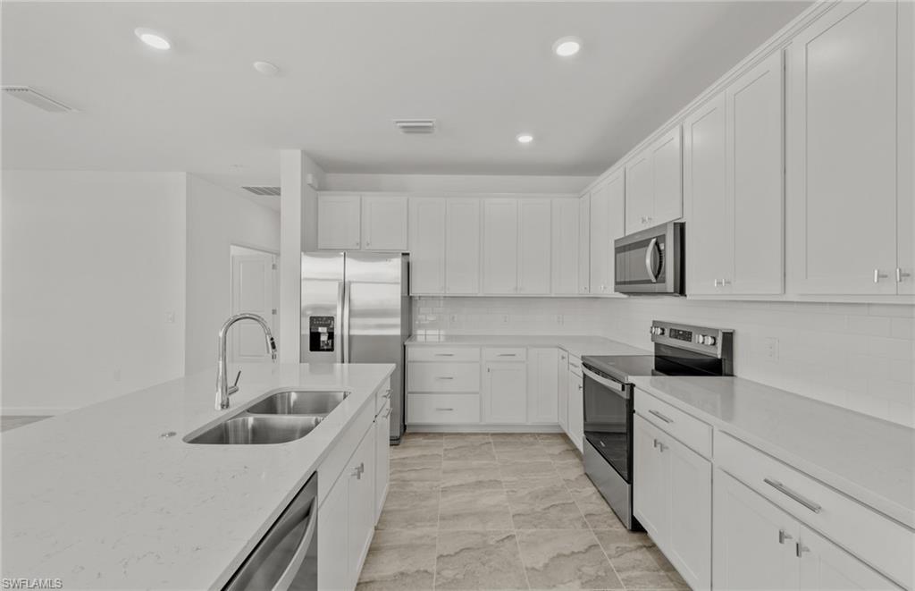 HAMPTON LAKES - Residential