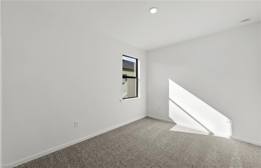HAMPTON LAKES - Residential