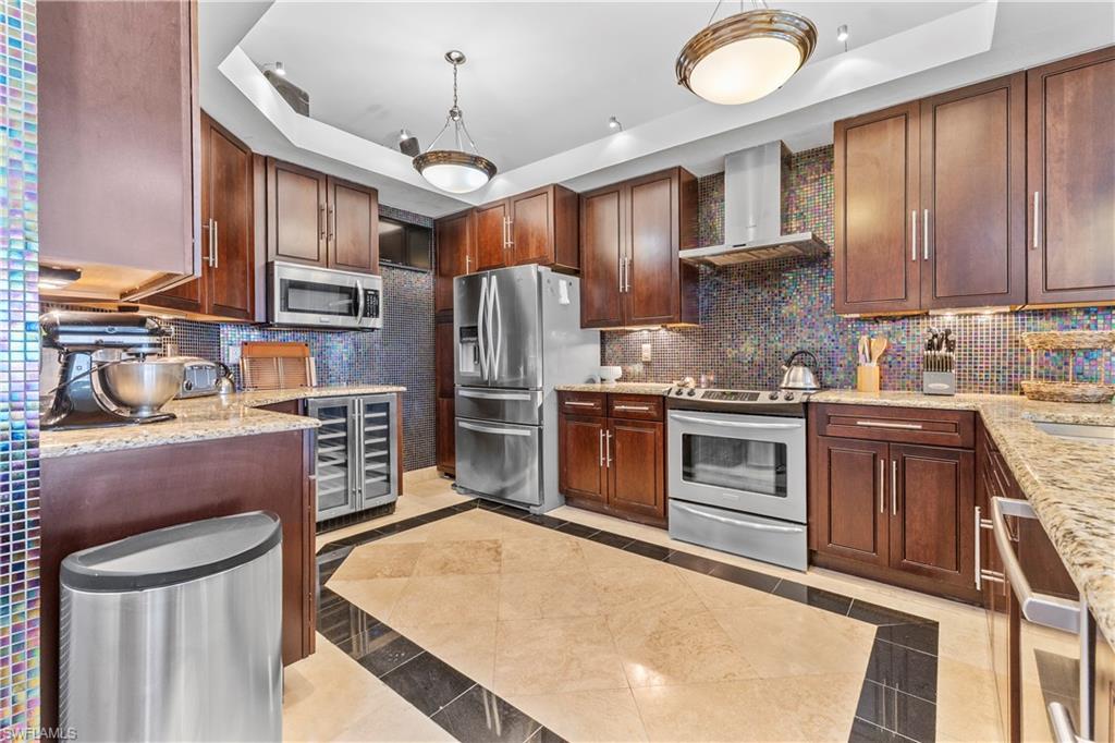 LES CHATEAUX - Residential Lease