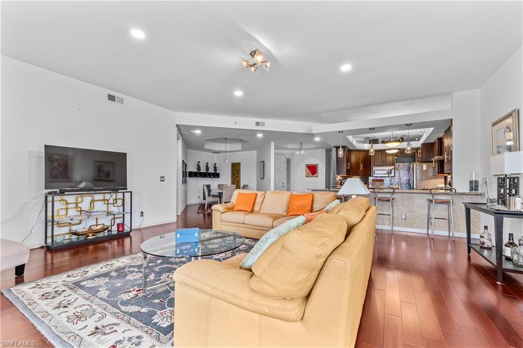 LES CHATEAUX - Residential Lease