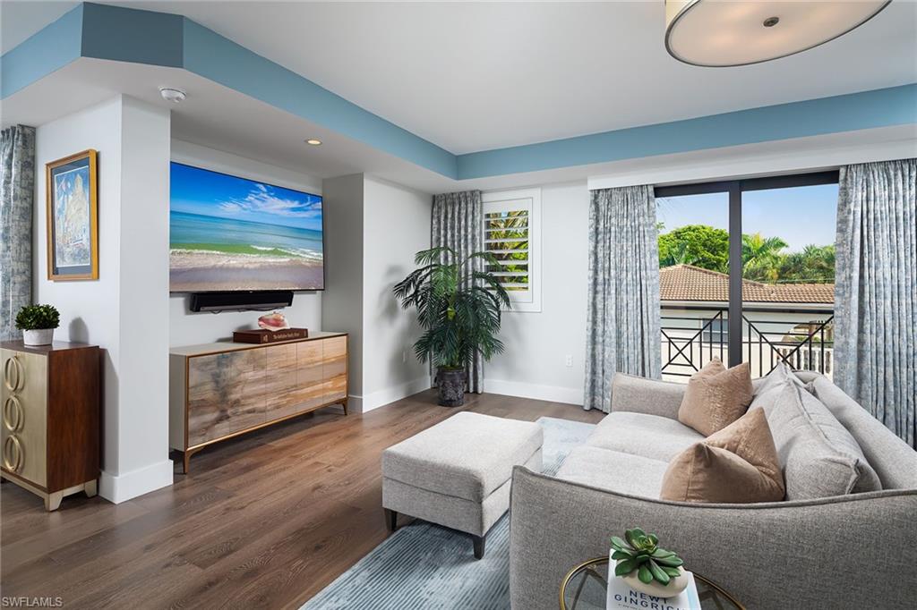 ESMERALDA ON EIGHTH - Residential