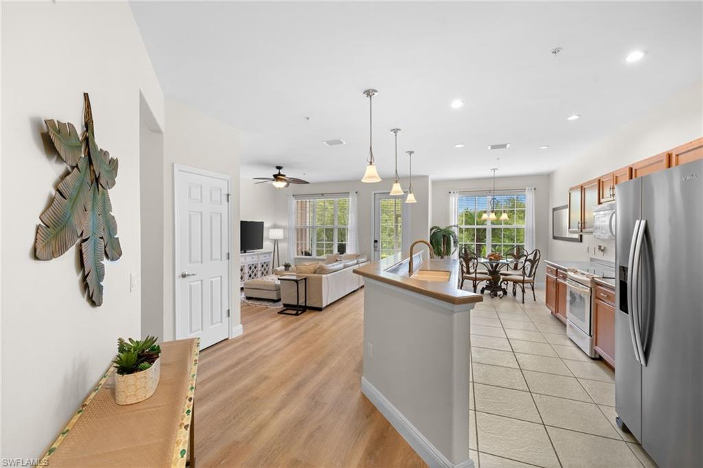 ROYAL POINTE - Residential