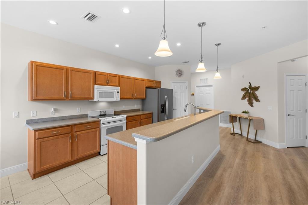 ROYAL POINTE - Residential