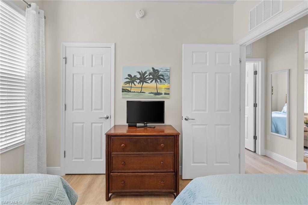 ROYAL POINTE - Residential
