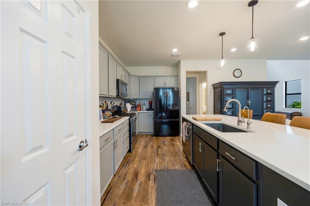 AVERY SQUARE - Residential