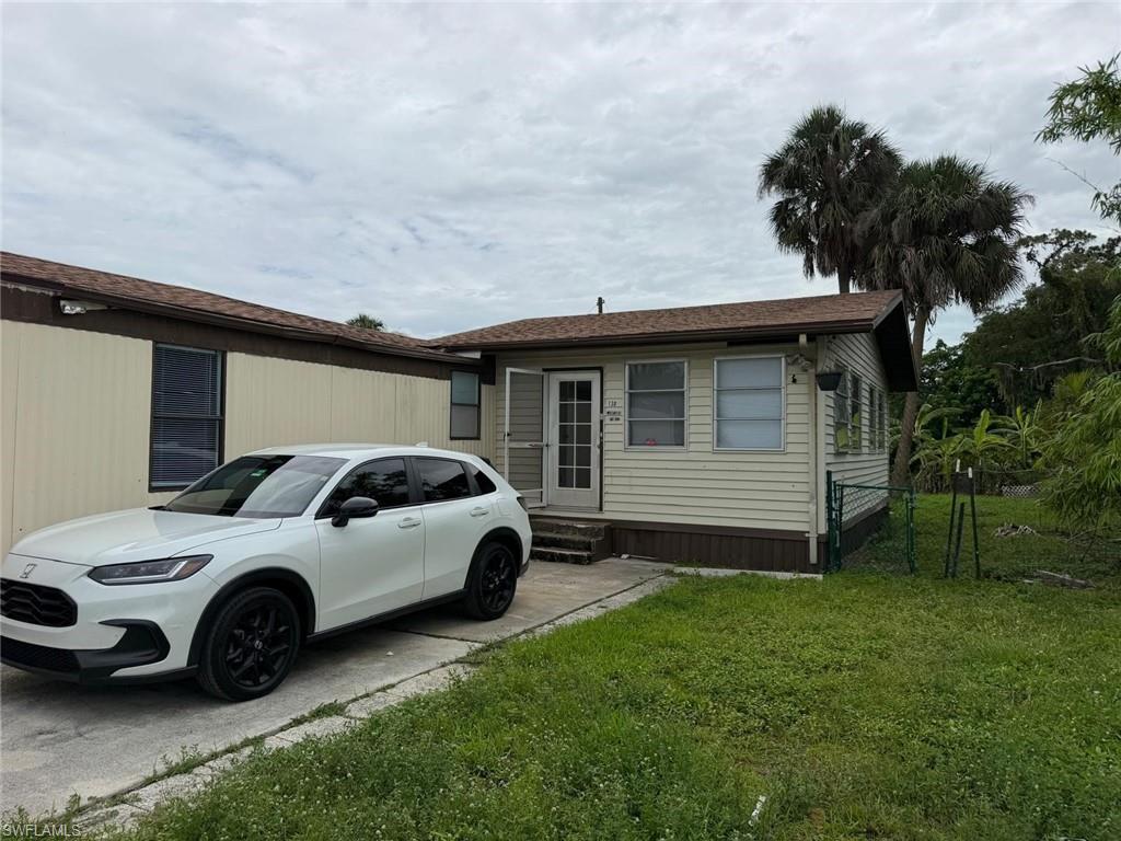 Enjoy affordable Florida living in this charming home located in the desirable Mobile Manor community! This well-maintained property offers comfortable living with the added benefit of owning the land. Residents enjoy access to community amenities including a clubhouse, shuffleboard courts, library, picnic and barbecue areas, and a variety of social activities. Conveniently located just minutes from shopping, restaurants, marinas, Downtown Fort Myers, I-75, and Southwest Florida International Airport. A wonderful opportunity to enjoy a relaxed Florida lifestyle in a friendly community.
Clubhouse
? Shuffleboard
? Library
? Picnic & BBQ area
? Actividades sociales
? Calles con iluminación y comunidad bien ubicada!