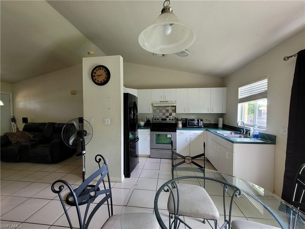 NAPLES MANOR - Residential