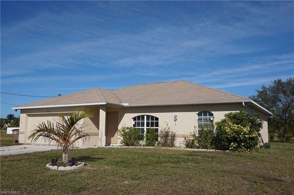 New A/C in 2017. Great starter home with 3 bedrooms, 2 full baths and an open floor plan. Nice sized pantry in kitchen with plenty of counter space. Large sliding glass doors open to the screened lanai. Beautiful vinyl flooring and large breakfast bar complete this kitchen. Owners suite is roomy and bath features a walk-in shower and a soaker tub. The backyard has mature oaks for shade. Come take a look at your new home today!