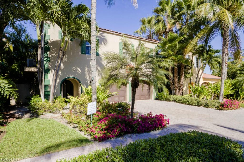 Captiva at it's finest. Large private courtyard, 6BR/6BA Pool Home. 4BR/4BA in Main House, 2BR/2BA Separate Guest House. Great Outdoor Entertainment, Huge Bar, Huge Sunning Area. Wood Cabinets, Fireplace, Elevator to all floors. Granite Counter tops, GE Profile appliances, wood floors, wood shutters, breakfast bar, private dinning room with wine cooler. The separate guest house has 2 small GE refrigerators and microwave. This stunning home will remind you of being in Italy on Captiva. Perfect for large family. Great rental!