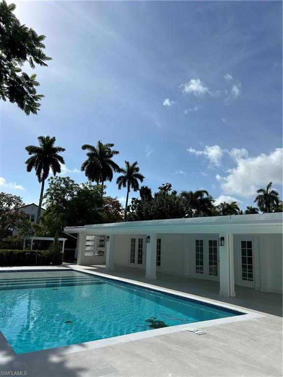 Beautiful renovated house with 4or 5 bedrooms and 5 bathroom (included cabana bathroom) family room and media Room (can be a entertainment room , law in quarter  or extra  bedroom ), sparking pool , 1 car garage 
Less than a mile from Edison estate, downtown Fort Myers , close to Publix and restaurants 
AVAILABLE NOW.  call listing agent
,Close to the hospital,golf Fort Myers county club course, Edison Estate , Edison Mall and more