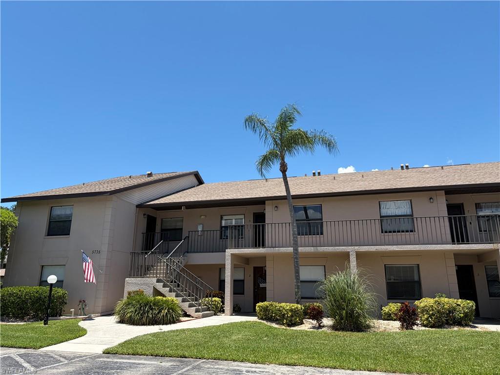 Lovely 2 bedroom, 2 bath condo! Enjoy peace of mind with no flooding concerns ( upstairs) and the opportunity to customize the home to your taste. The seller is willing to replace the cabinet doors and hardware, upgrade the countertops to granite, and allow the buyer to select new laminate flooring prior to closing.
Inside, you'll find vaulted ceilings, a spacious living and dining area, and a bright kitchen featuring newer appliances, including the dishwasher, microwave, and stove. Plantation shutters in the kitchen add charm and functionality. The primary suite offers a large walk in closet and a walk-in tiled shower, while ceiling fans throughout and neutral colored walls create a comfortable, move in ready atmosphere.
Embrace the Florida lifestyle with access to a community boat dock for kayaking and small boats, scenic nature trails, and several catch and release lakes. Residents also enjoy an active social calendar with events such as lunches, dinners, karaoke, pickle ball, tennis, movie nights, and bingo, along with three community pools. Conveniently located close to one of the pools, this condo offers the perfect blend of comfort, convenience, and resort style living.
Come choose your updates and move right in!