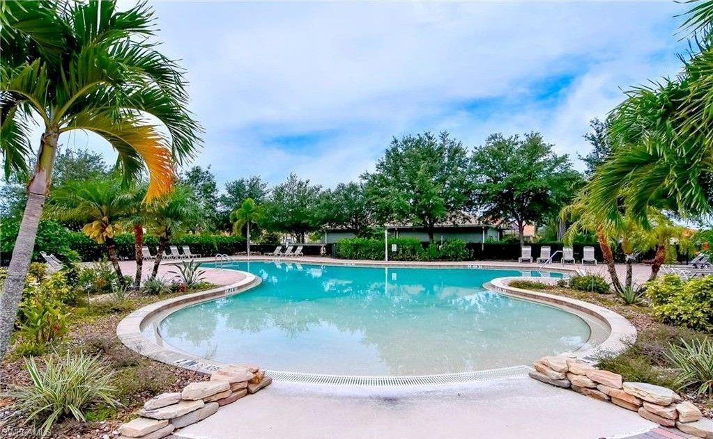 VALENCIA LAKES - Land
