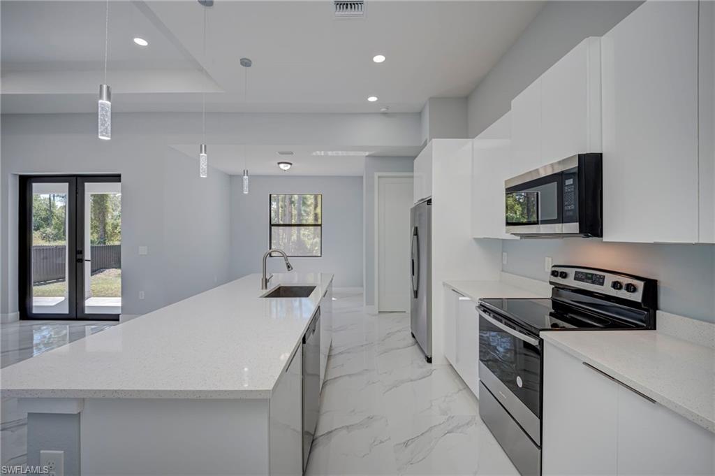 TWIN LAKE ESTATES - Residential Lease