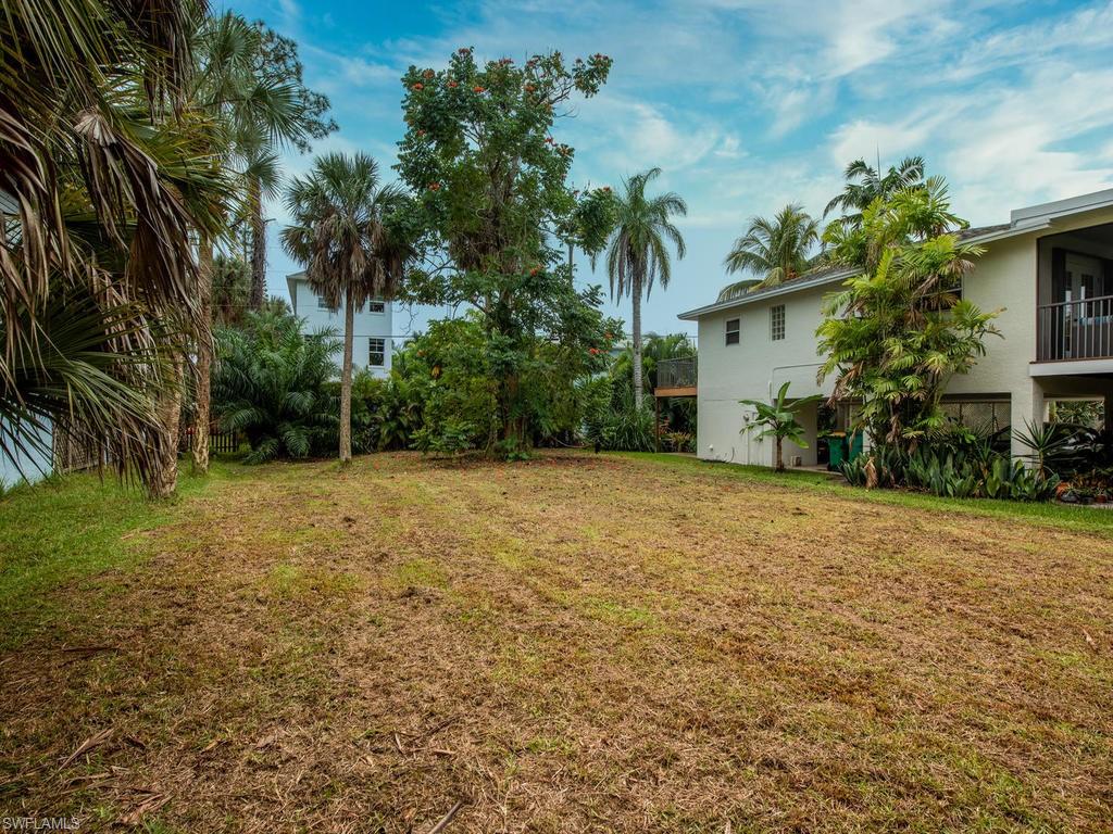 L.892 - Ready-to-build lot in a non-gated neighborhood west of 41 with no HOA. Tucked away off Wiggins Pass Road, Gulf Harbor is a fantastic community that’s relatively unknown and yet its great location places it close to the Cocohatchee River Park Marina, North Naples shops and restaurants, including Mercato. This parcel has desirable southern exposure. Build your home here today!