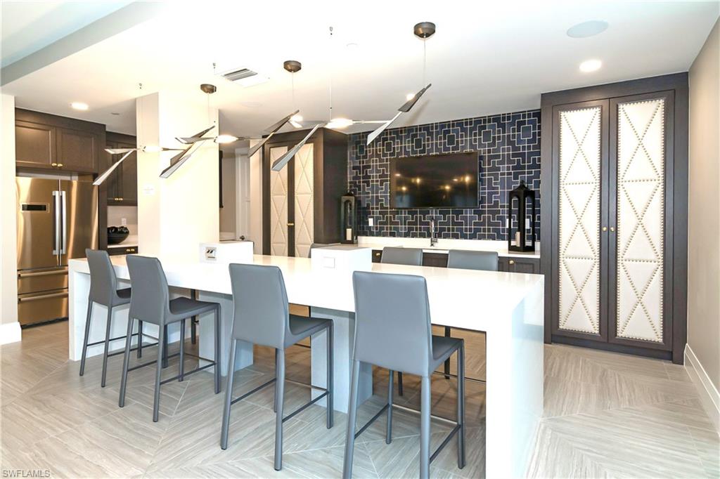 NAPLES SQUARE - Residential