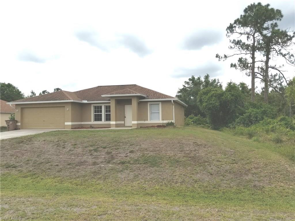 GOOD AS NEW!!! NEW TILE , CARPET , FRESH PAINT IN AND OUT , GARAGE FLOOR EPOXY FLOORING, SOARING CEILINGS WIDE OPEN FLOOR PLAN . REALLY NICE HOME.  LESS THAN 5 MINUTES TO GROCERY STORE , 2 GOLF COURSES,  SCHOOLS ETC.