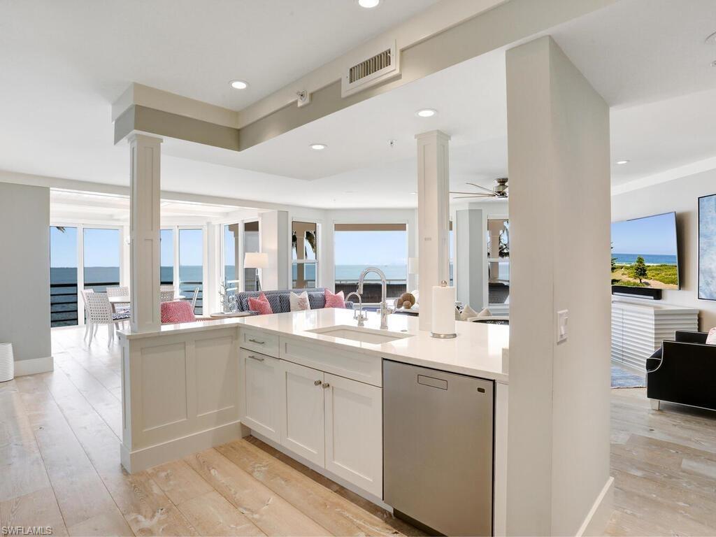 LAND'S END - Residential