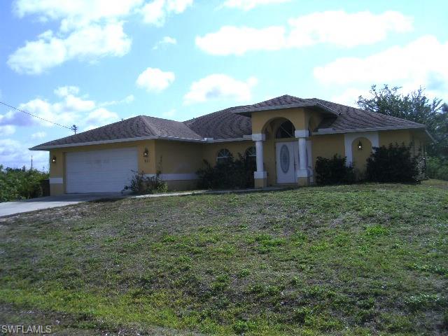 Due to multiple offers, Seller has requested all Best offers to be presented no later than Wednesday June 7th by 1pm. 
 Foreclosed property.   Perfect for investors or if you're looking for that hard to find project.  3bed/2bth, family room, screened lanai, 2 car garage, inside laundry, tiled throughout.   Very functional Great Room open floor plan.  Property needs TLC, being sold in As-Is condition with right to inspect.
